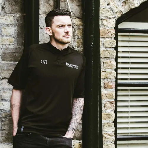 Vista 3 de GUINNESS Camiseta de rugby negra con estampado en relieve, negro, pequeño, Negro
