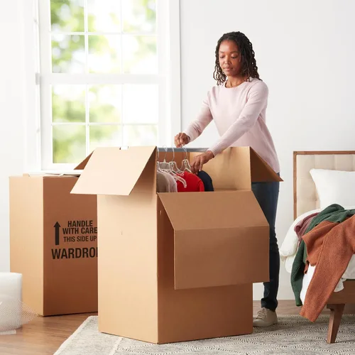 Vista 7 de Amazon Basics Cajas de mudanza para ropa de armario con barra, 20 x 20 x 34 pulgadas, paquete de 3 Con barra de suspensión, para empacar ropa