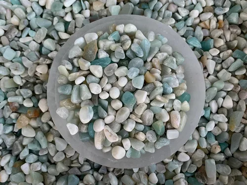 Vista 3 de Chips de piedras preciosas semi pulidas naturales al por mayor, mini cristales triturados, formas irregulares, chips de cristal sin perforar, Piedra