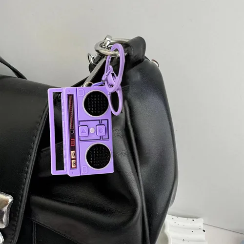 Vista 8 de Moda retro forma de radio llavero bolsa colgante nostálgico cinta grabadora colgantes artesanía pequeños altavoces llavero chica