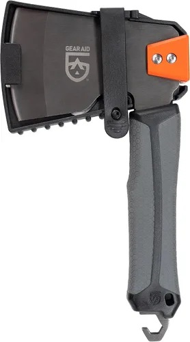 Vista 2 de GEAR AID Balta Camp Hatchet: una herramienta versátil para incendios y campamentos con cubierta de seguridad, martillo, cortador de leña y extractor
