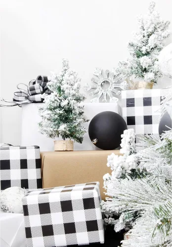Vista 4 de AuldHome Design Mini árboles de Navidad (paquete de 3, 8 pulgadas, flocados); decoración navideña de mesa de pino canadiense