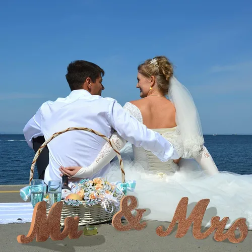 Vista 2 de Señal de Mr & Mrs para mesa de boda, letrero grande de madera de oro rosa con texto en inglés "Mr and Mrs & Just Married", decoración de mesa