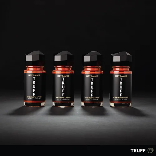 Vista 4 de TRUFF Paquete de 4 mini juego de salsa picante, botellas de viaje portátiles de salsa picante gourmet, trufa negra y chiles, idea de regalo