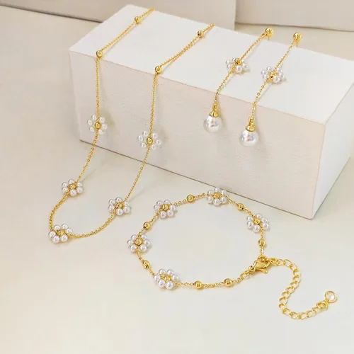 Vista 5 de Zeffy Collar de perlas de oro para mujer, delicado chapado en oro de 14 quilates, gargantilla de perlas en capas, aretes de perlas, pulseras