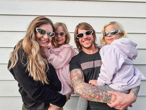 Vista 6 de GUVIVI Gafas de sol para niños con correa envolvente, gafas de sol futuristas para niños y niñas, persianas ovaladas de 4 a 12 años