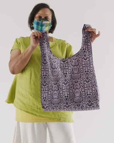 Vista 2 de BAGGU Standard Reusable Shopping Bag, Ripstop Nylon Grocery Tote or Lunch Bag Piel de serpiente rosa