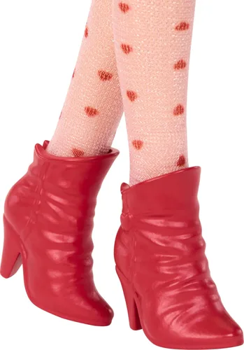 Vista 5 de Mattel Disney Descendants: The Rise of Red Fashion Doll & Accessory, Bridget, Young Queen of Hearts con ropa inspirada en la película y cupcake