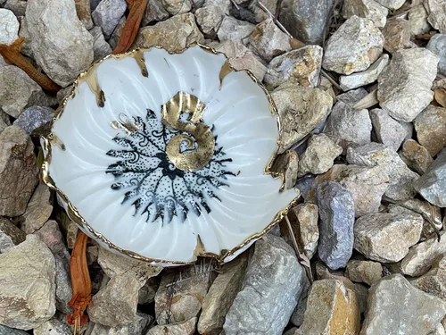 Vista 6 de Plato de anillo de flor de loto y mariposa de oro blanco y verde con inicial S, placa de joyería de cerámica hecha a mano con monograma - Foto
