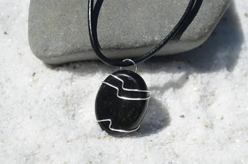 Vista 2 de Apache Tears Palm Stone on Leather Thong Necklace