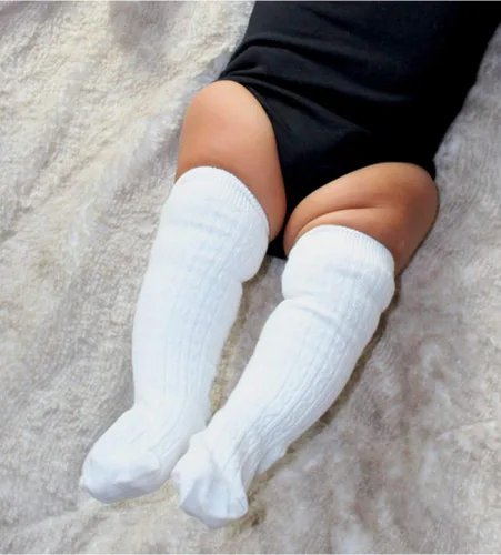 Vista 2 de Calcetines largos hasta la rodilla para bebés, niñas y niños, calcetines largos de punto trenzado, color blanco, 12-24 meses, 3 pares