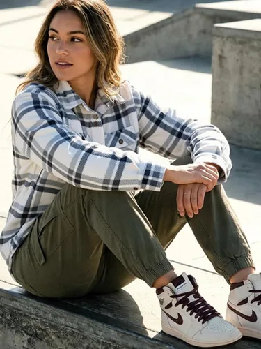 Vista 3 de Lisskolo Chaqueta tipo camisa con forro polar para mujer con bolsillos para las manos, chaqueta de forro polar Sherpa con botones a cuadros, ropa