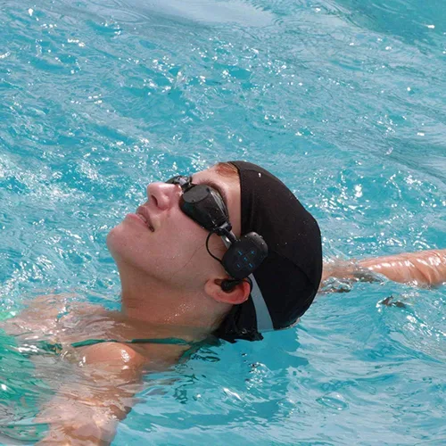 Vista 2 de Reproductor de MP3 impermeable para nadar y correr, auriculares submarinos con cable corto, función de barajado