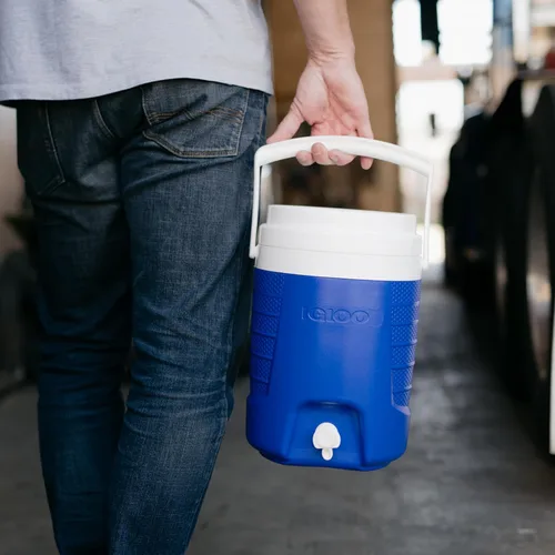 Vista 7 de Igloo, heladera con grifo para transportar bebidas, capacidad: 2 galones (color azul).