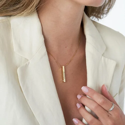 Vista 3 de OAK & LUNA - Collar de barra de pilar personalizado con opciones de diamantes - Colgante grabado con inscripción personalizada - Hasta 4 nombres