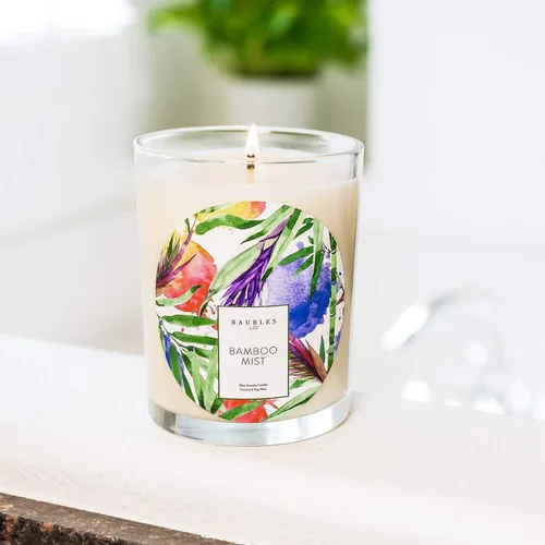 Vista 4 de Baubles Vela Premium Perfumada de Bambú y Joyería con Colgante Sorpresa en el Interior Vela Grande de 18 oz Hecha en EE.UU. Libre de Parafina