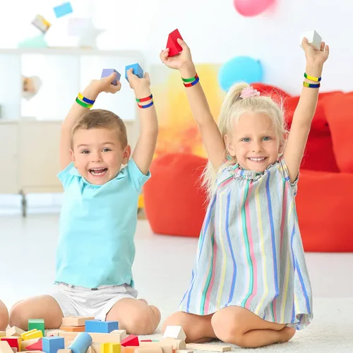 Vista 4 de Paquete de 48 pulseras de silicona de bloques de construcción para niños, regalos de fiesta de ladrillo de color, suministros de fiesta para niños