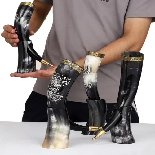 Vista 4 de Cuerno vikingo hecho a mano con soporte, taza de cuerno de buey genuino para cerveza, aguamiel, cerveza y vino Martillo de Thor Mjölnir tallado