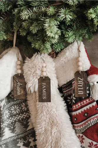 Vista 2 de Etiqueta de nombre de madera con cuentas, etiquetas personalizadas para calcetines de Navidad