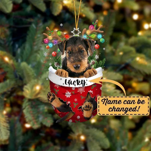 Vista 2 de Adorno de Navidad personalizado para perro Airedale Terrier en bolsillo de nieve, adorno para árbol de Navidad, idea de regalo para amantes