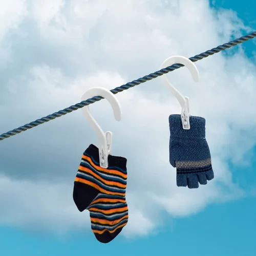 Vista 5 de Ganchos para ropa sucia, ganchos para botas, pasadores de ropa de plástico, clips para baño, viajes, portátil, color blanco (24 unidades)