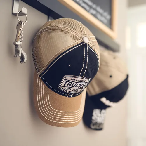 Vista 4 de Mack Trucks Est. 1900 Gorra de malla de camionero Snapback de dos tonos negro y caqui, NegroCaqui
