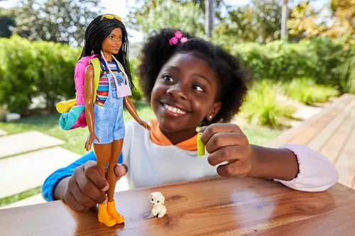 Vista 2 de Barbie Muñeca y accesorios, se necesitan dos muñecas de camping "Brooklyn" con cachorro de mascota y más de 10 accesorios