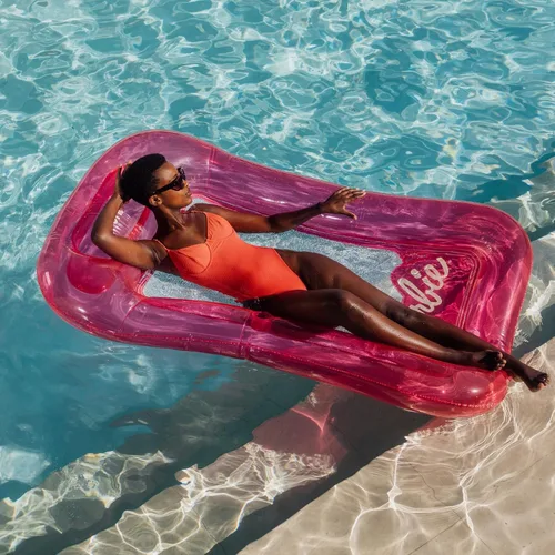 Vista 2 de FUNBOY Hamaca de malla inflable transparente para piscina, hamaca de agua de malla con almohada incorporada de 70 pulgadas, hamaca flotante