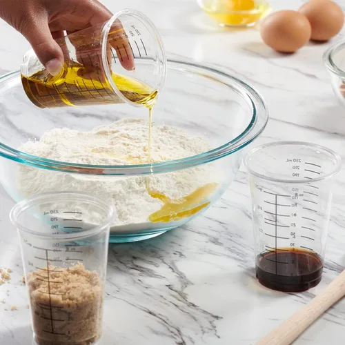 Vista 3 de GUSTO Vasos medidores de plástico transparente de 10 onzas [25 unidades] vasos desechables multiusos para hornear, cocinar, resina y mezclar