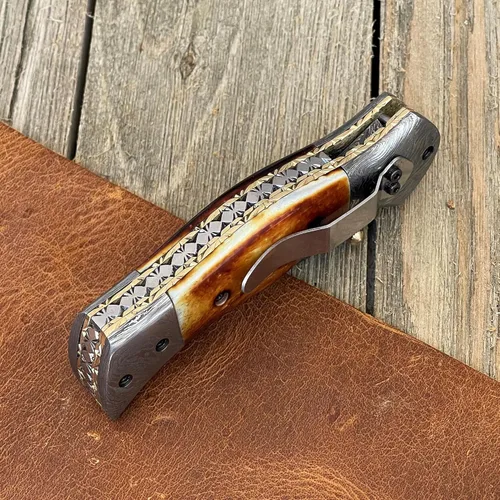 Vista 3 de WINTERFELL Cuchillo de bolsillo de acero de Damasco con mango de hueso de camello quemado con clip para cinturón, cuchillo de regalo personalizado
