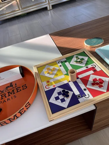 Vista 6 de Madera de pino hecha a mano hecha a mano 2 en 1 Ludo serpientes magnéticas y escaleras juego de mesa de viaje completo para adultos y familia