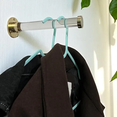 Vista 6 de Gancho para ropa montado en la pared, acabado de latón pulido, barra de Lucite resistente con soportes dorados, organizador de armario para abrigos