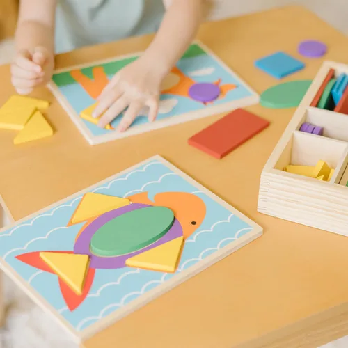 Vista 8 de Melissa & Doug Juguete educativo de madera para principiantes con 5 escenas de doble cara y 30 formas