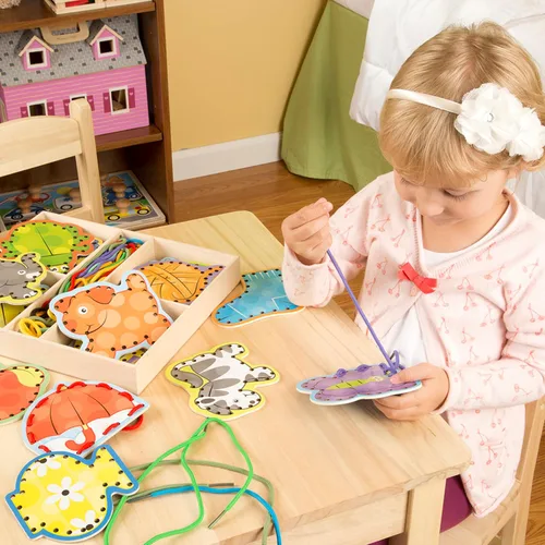 Vista 2 de Melissa & Doug. Juego de tarjetas de madera con paneles de doble cara y cordones a juego