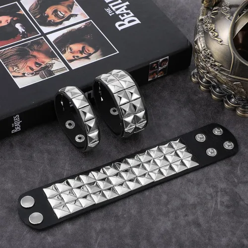 Vista 7 de Juego de 3 pulseras de cuero punk rock con tachuelas para hombres y mujeres, juego de pulseras góticas con púas para los años 80 y 90, joyería emo