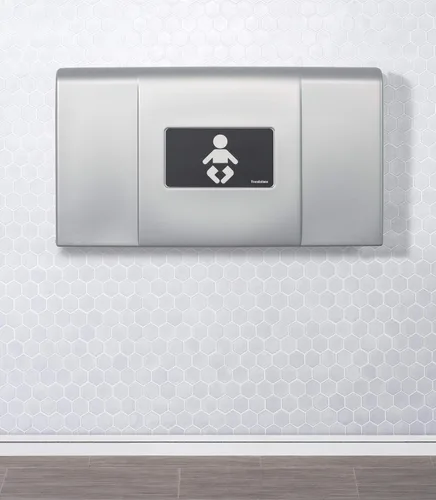 Vista 9 de Foundations Cambiador de pañales para bebé ultra horizontal, superficie de cambio de gran tamaño, plástico con bisagra de acero inoxidable, correa