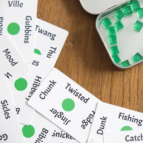 Vista 4 de Cheer Up Games Juego de cartas portátil Swearmints El juego de fiesta portátil que cabe en tu bolsillo, combina palabras tontas para crear