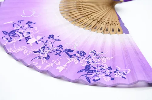 Vista 4 de OMyTea abanicos de mano de seda con marco de bambú para mujer de 8,27 pulgadas (21 cm), con estuche de tela protector para regalo, estampado