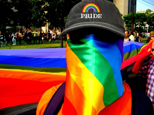 Vista 3 de Gorra de béisbol bordada con diseño de orgullo arcoíris – Gorra LGBT ajustable para hombres y mujeres