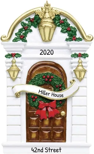 Vista 3 de Adorno personalizado de nuestro nuevo hogar 2025 Nombre y año personalizados Decoración de recuerdo de puerta marrón para propietario de casa