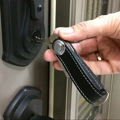 Vista 7 de Llavero compacto - Elegante y práctico organizador de llaves de bolsillo con mecanismo de bloqueo seguro. (negro)