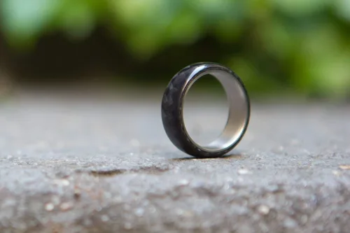 Vista 4 de Anillo de titanio y fibra de carbono para hombre. Anillo de boda único negro brillante. Resistente al agua, muy duradero e hipoalergénico. (00311_7N)