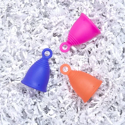 Vista 4 de Anillo de silicona con copa menstrual con vástago de bucle para una fácil extracción, alternativa de tampón reutilizable de 12 horas
