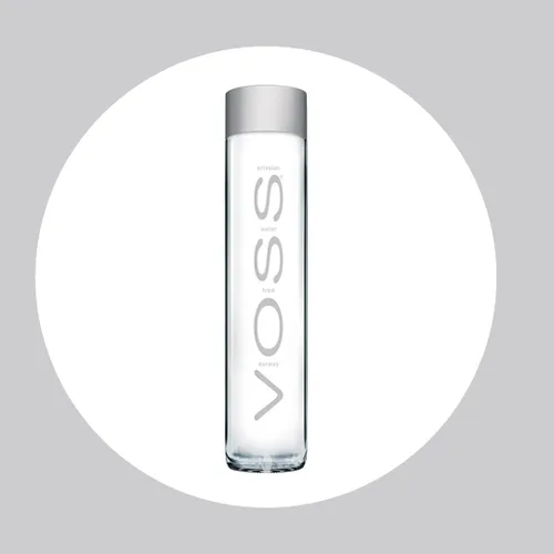 Vista 5 de Agua Voss sin gas artesiana de Noruega Naturalmente pura para un sabor fresco y refrescante 375ml de agua embotellada en vidrio 12.7 fl oz