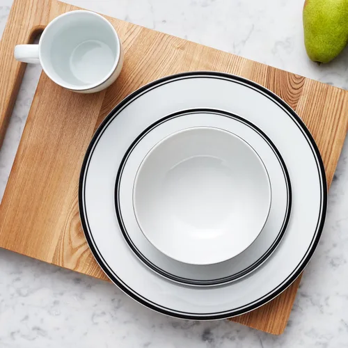 Vista 7 de Amazon Basics - Juego de vajilla de cocina de 16 piezas con rayas de café, platos, cuencos, tazas, servicio para 4, color negro