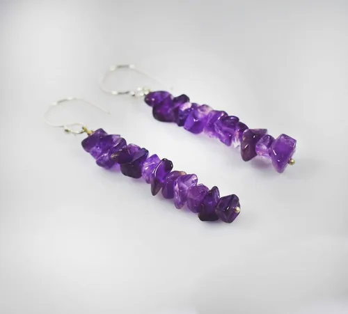 Vista 3 de Aretes colgantes de piedra de amatista natural para mujeres y niñas, aretes de gancho colgantes de cristal colorido para gota de chakras, piedras