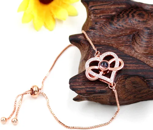 Vista 7 de Pulsera ajustable de cadena de plata/oro rosa, 4 dijes de corazón diferentes en 100 idiomas con texto en inglés "Say I Love You", pulsera