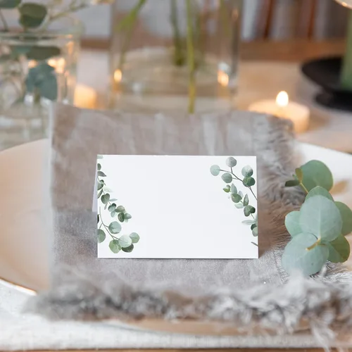 Vista 4 de Manta Makes Tarjetas de lugar con nombre de eucalipto Tarjetas de nombre de mesa plegadas en blanco y verde para recepción de fiesta, cumpleaños