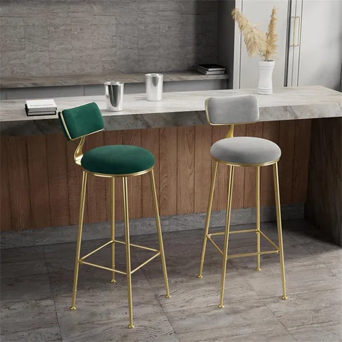 Vista 8 de Taburetes de bar de terciopelo modernos con respaldo y patas de metal dorado, cómodas sillas de bar altas tapizadas para cocina, isla de desayuno