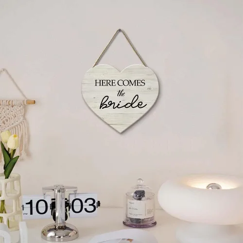 Vista 4 de Letrero de madera con forma de corazón de HERE COMES THE BRIDE, letrero rústico de decoración de boda, letrero de niña de las flores, letrero